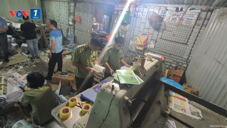 Thu giữ hàng tấn sách giả nguồn gốc NXB Giáo dục Việt Nam (17/9/2020)