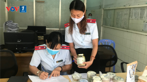 Người dân ở TP HCM giao nộp các sản phẩm của Công ty Lối Sống Mới (1/9/2020)