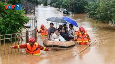 Người dân cần chủ động bảo vệ sức khỏe trong mùa bão, lũ (Ngày 25/10/2020)