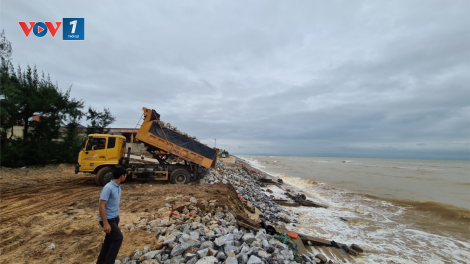 Khắc phục tạm thời kè ven biển tỉnh Quảng Bình bị sóng lớn đánh sập (19/10/2021)
