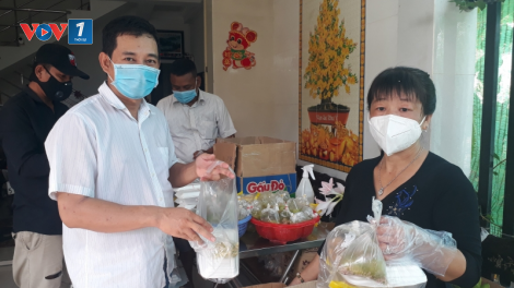 Sóc Trăng: Ấm lòng đôi vợ chồng đồng lòng nấu cơm hỗ trợ người dân cách ly (17/10/2021)