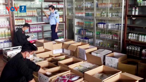 Hàng ngàn chai thuốc bảo vệ thực vật không được phép lưu hành đang vận chuyển đi tiêu thụ (23/11/2021)