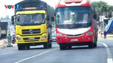 Vững tay lái, trọn niềm vui: Gặp xe đang quay đầu, nên dừng lại nhường hay cố chen lách qua? (3/11/2021)