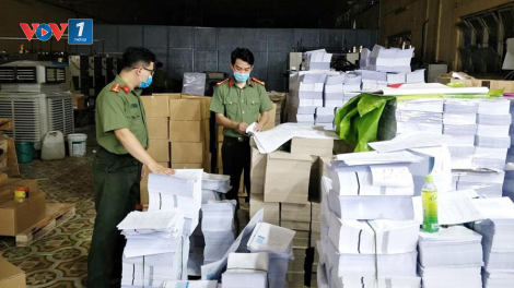 Hà Nội phát hiện hàng tấn sách giáo khoa và sách tham khảo ở nhiều cấp học nghi in lậu (20/12/2021)