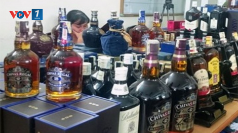 Hàng trăm chai rượu có nhãn mác nước ngoài nghi nhập lậu (31/12/2021)