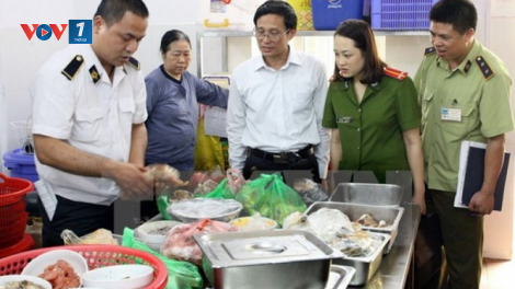 Gần 180 cơ sở sản xuất, kinh doanh thực phẩm bị xử phạt hành chính trong dịp Tết Nguyên đán (23/2/2021)