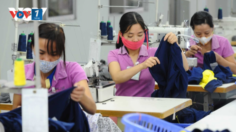 Doanh nghiệp dệt may thích ứng với điều kiện mới, vừa phòng chống dịch, vừa đảm bảo sản xuất (01/03/2021)