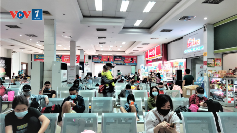 TPHCM: Sân bay, ga tàu tấp nập người "vượt dịch" về quê đón Tết (7/2/2021)