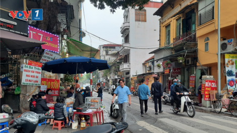 Hà Nội- người dân chủ quan sau khi các quán ăn, cà phê được phép hoạt động trở lại