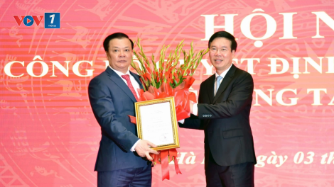 Thường trực Ban Bí thư Võ Văn Thưởng trao quyết định của Bộ Chính trị cho tân Bí thư Thành ủy Hà Nội (3/4/2021)