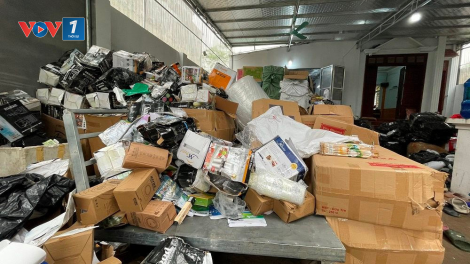 Hà Nội: Phát hiện kho hàng tiêu dùng nhập lậu (1/4/2021)