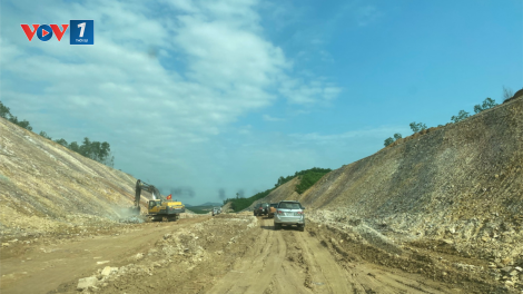 Thiếu đất đắp nền, đe dọa tiến độ cao tốc La Sơn - Cam Lộ (17/4/2021)