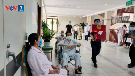 Nhiều bệnh nhân Bệnh viện Bạch Mai ngồi xe lăn đi bầu cử (23/5/2021)