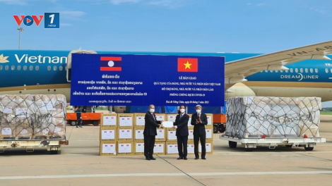 Việt Nam trao tặng 500.000 USD và vật tư, thiết bị y tế hỗ trợ Lào ứng phó dịch Covid-19 (04/05/2021)