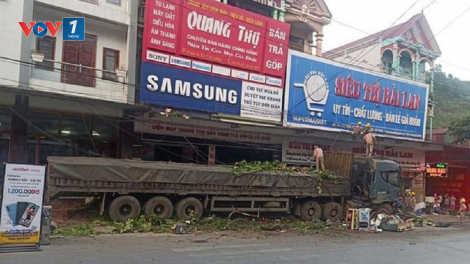 Tài xế container lao xe lên vỉa hè tránh 2 người qua đường (14/6/2021)