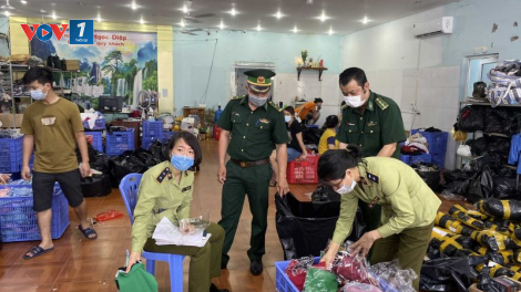 QLTT Quảng Ninh: phát hiện kho chứa nhiều quần áo, thực phẩm, mỹ phẩm nhập lậu (03/06/2021)