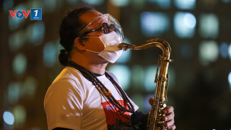 Nghệ sỹ Saxophone Trần Mạnh Tuấn và buổi trình diễn đặc biệt tại bệnh viện dã chiến TPHCM (31/07/2021)