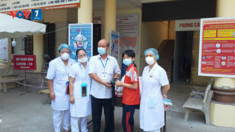 Học sinh lớp 6 làm quạt mini chống nóng cho y bác sĩ vùng tâm dịch (23/07/2021)