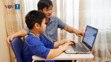 Học sinh lớp 1 học online: Phụ huynh cần đồng hành với con thế nào? (28/8/2021)