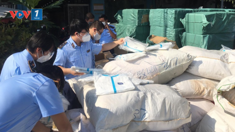 TP HCM: QLTT bắt giữ xe tải chở nhiều máy tạo oxy, khẩu trang, đồ bảo
hộ y tế... không rõ nguồn gốc (24/8/2021)