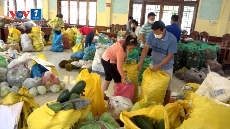 Người dân vùng sạt lở núi Quảng Nam góp nông sản gửi vào vùng tâm dịch phía Nam. (05/08/2021)