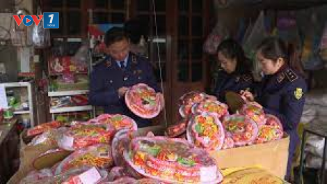 Quản lý thị trường Hà Giang thu giữ hàng trăm gói Mứt tết gian lận thời hạn sản xuất (2/1/2023)
