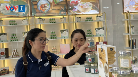 Loạt bài "TP.HCM thực hiện tăng trưởng xanh từ nhiều phía" - Bài 2: Làm gì để người tiêu dùng sẵn sàng xanh hóa (09/11/2023)