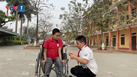 Nâng bước đôi chân tật nguyền tới trường (10/03/2023)