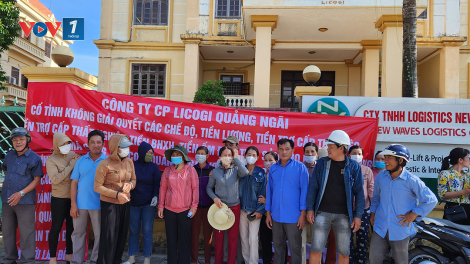 THỜI SỰ 21H30 ĐÊM 9/8/2023: Công nhân kéo đến Công ty Cổ phần Licogi Quảng Ngãi đòi tiền trợ cấp thôi việc mà Công ty này nợ người lao động trong 4 năm qua với số tiền gần 2 tỷ đồng.