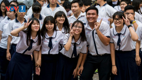Gánh nặng đồng phục học sinh: Có nhất thiết “mỗi năm một kiểu”? (22/09/2023)