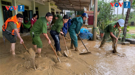 Quảng Trị huy động lực lượng giúp dân dọn bùn non sau lũ (31/10/2024)