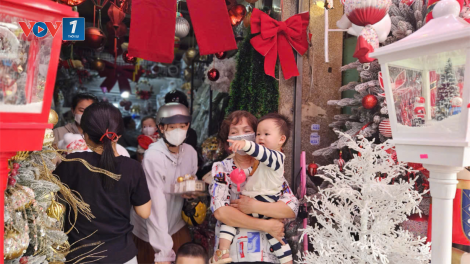 Mua sắm mùa Giáng sinh, khách hàng muốn trực tiếp “mắt thấy, tay cầm” (23/11/2024)