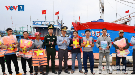 Chi đội Kiểm ngư số 3 tuyên truyền pháp luật chống khai thác IUU cho ngư dân miền Trung (13/11/2024)