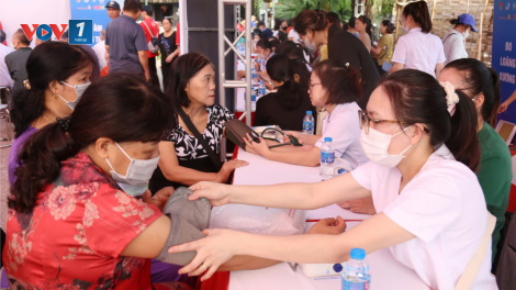 Hơn 2.000 người dân Hà Nội được khám, sàng lọc bệnh mạn tính (16/11/2024)