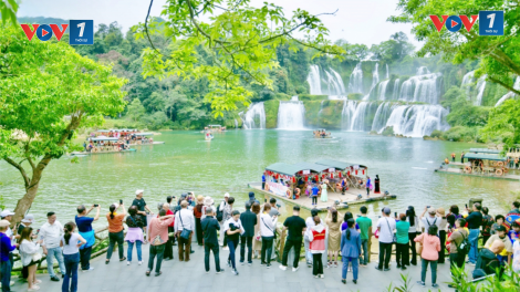 Khu cảnh quan Thác Bản Giốc, Việt Nam - Đức Thiên, Trung Quốc đón hàng ngàn du khách sau khi vận hành chính thức (05/11/2024)