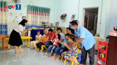 Tấm lòng của các giáo viên dạy học sinh khiếm khuyết (17/11/2024)
