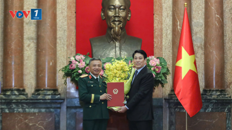 Chủ tịch nước Lương Cường trao Quyết định thăng quân hàm Thượng tướng cho đồng chí Lê Quang Minh (11/12/2024)