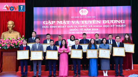 Tuyên dương học sinh đạt giải Olympic và Khoa học kỹ thuật quốc tế năm 2024 (29/12/2024)