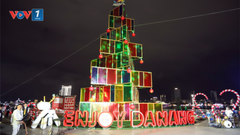 Thắp sáng cây thông ánh sáng bên sông Hàn Đà Nẵng (17/12/2024)