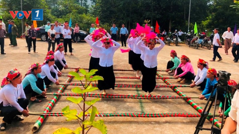 Bảo tồn, phát huy bản sắc văn hóa truyền thống các dân tộc thiểu số gắn với phát triển du lịch (15/12/2024)