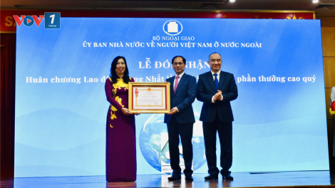 Ủy ban Nhà nước về người Việt Nam ở nước ngoài nhận Huân chương Lao động hạng Nhất (lần thứ 2) (25/12/2024)