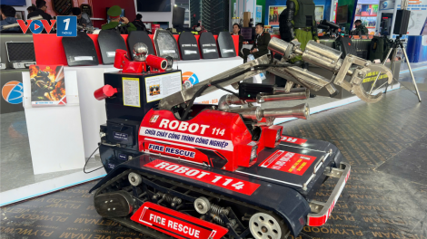 Robot chữa cháy cứu nạn lần đầu được trưng bày tại Triển lãm Quốc phòng quốc tế Việt Nam 2024 (21/12/2024)