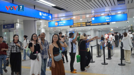 Đầu tuần đi làm bằng metro, người dân TP.HCM không phải chen chúc (23/12/2024)