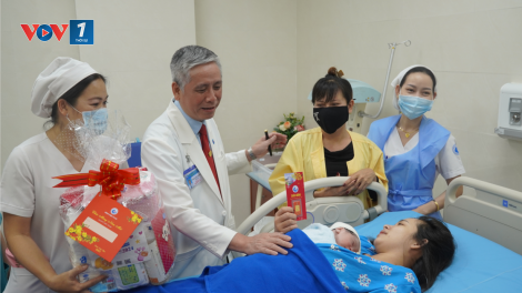 Tặng vàng miếng cho những “Rồng nhỏ” đầu tiên của năm Giáp Thìn 2024 (10/02/2024)