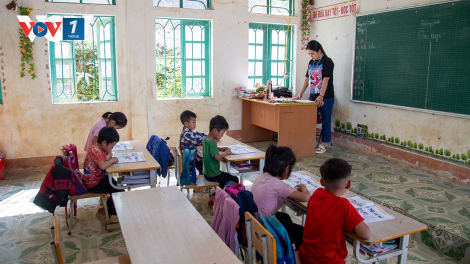 Tỉnh miền núi Cao Bằng nỗ lực khắc phục tình trạng thiếu giáo viên đứng lớp (26/04/2024)