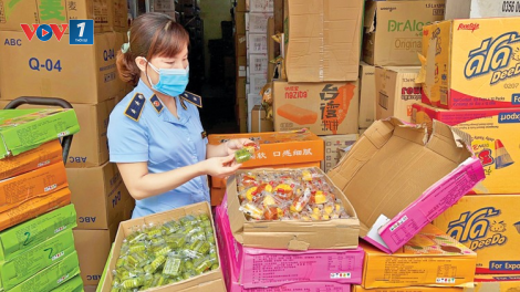 Lực lượng quản lý thị trường tăng cường kiểm tra, ngăn chặn vi phạm về an toàn thực phẩm dịp Tết Trung thu (13/8/2024)