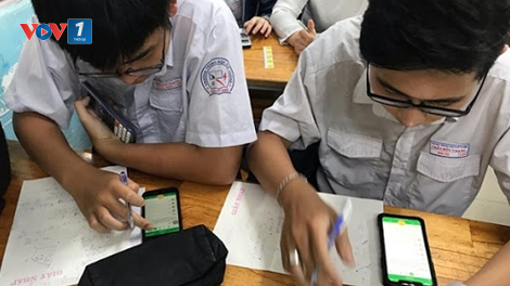 Học sinh sử dụng điện thoại trong giờ học: Cấm hay quản đều khó (20/09/2024)