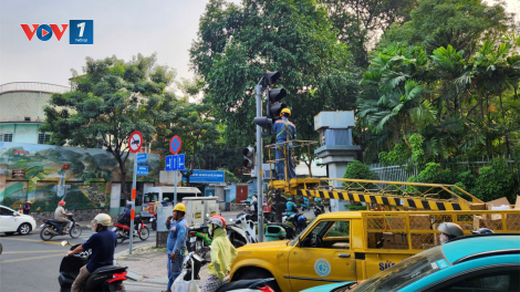 THỜI SỰ 18H CHIỀU 10/1/2025: TPHCM lắp đèn giao thông tín hiệu mũi tên xanh tại nhiều giao lộ nội đô, cho phép xe máy rẽ phải khi đèn đỏ, nhằm giảm ùn tắc.
