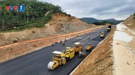 Tăng ca, tăng kíp thi công cao tốc Bắc - Nam qua tỉnh Phú Yên (5/1/2025)
