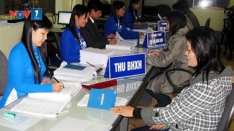 Quý 1 năm 2016, tạm thời vẫn áp dụng mức đóng bảo hiểm xã hội bắt buộc như mức đóng trên nền lương hiện tại. (Thời sự chiều 28/12/2015)